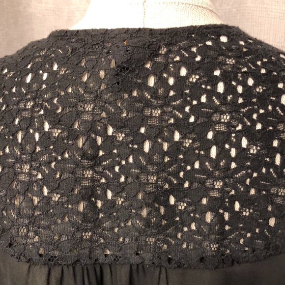 Women’s BCBG Paris shawl. - Picture 5 of 6